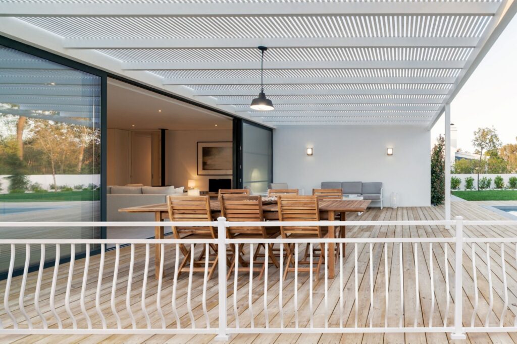 Westbury Montego aluminum railing