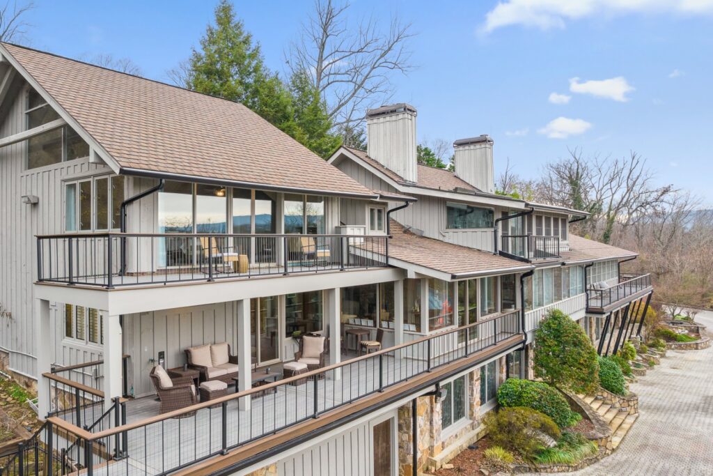 Westbury VertiCable aluminum railing